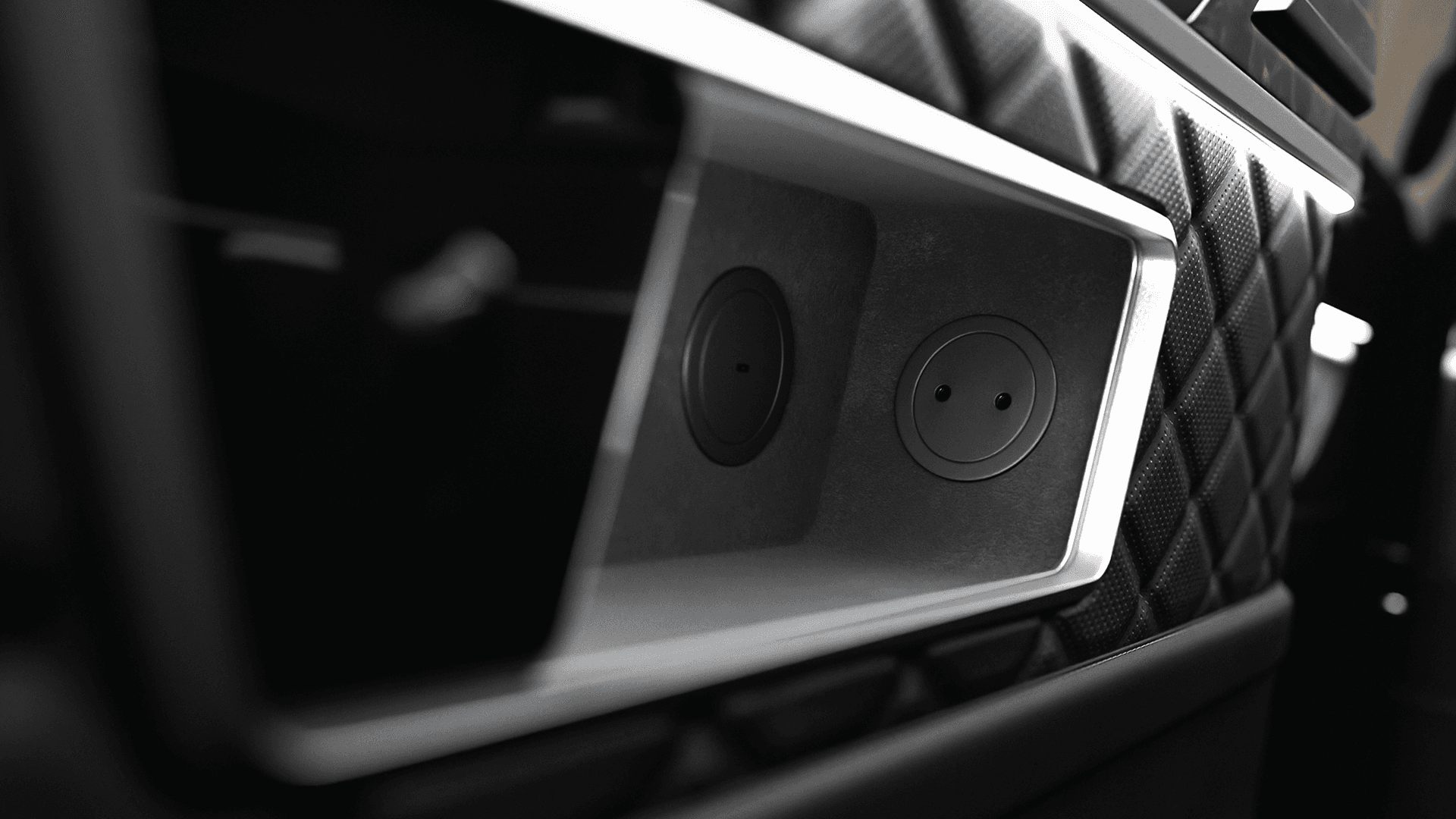 Type-C ve 12V Şarj Girişleri